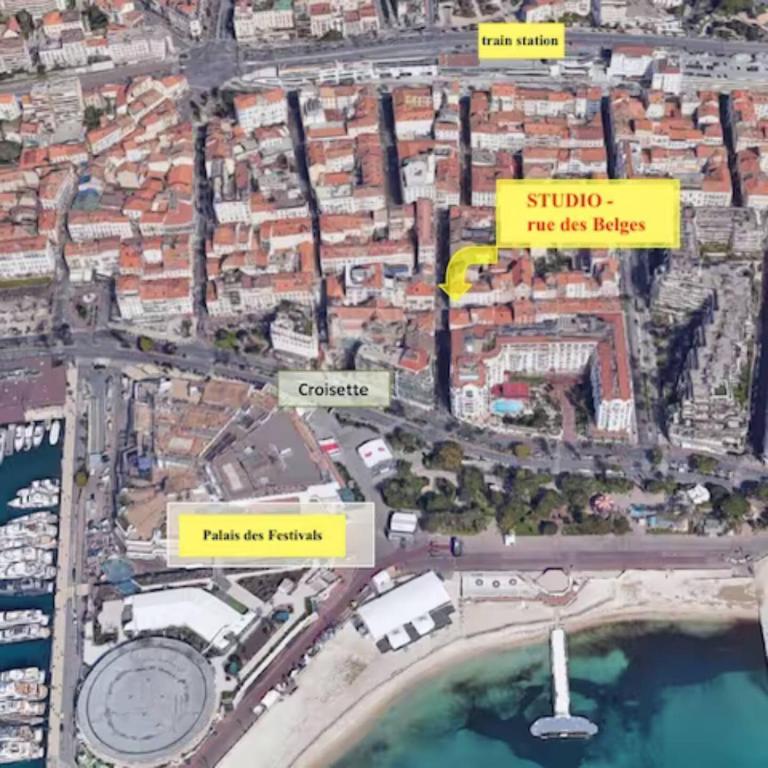 eine Karte einer Stadt mit Gebäuden und Wasser in der Unterkunft Petit Paris - Incantevole appartamento in centro a Cannes a pochi passi dal Palais de Festival in Cannes