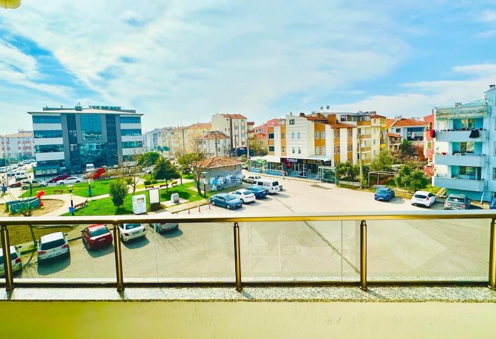 una vista de una ciudad con coches aparcados en un aparcamiento en My Shelter Balıkesir, en Çayirhisar