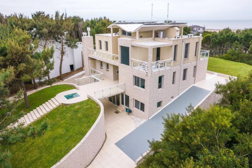 Το κτήριο όπου στεγάζεται  η βίλα