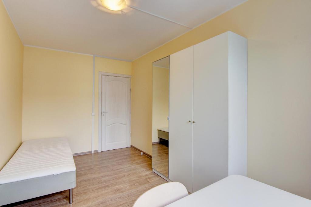 1 dormitorio con espejo y 1 cama en Savanorių av 48 Vilnius Students Home LT en Vilna