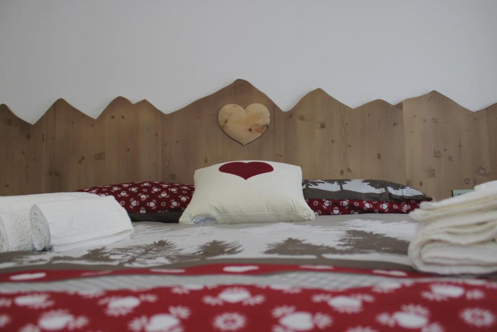 a bedroom with a bed with hearts on the wall at Agriturismo Quinta Essenza in Casoni Zanolla