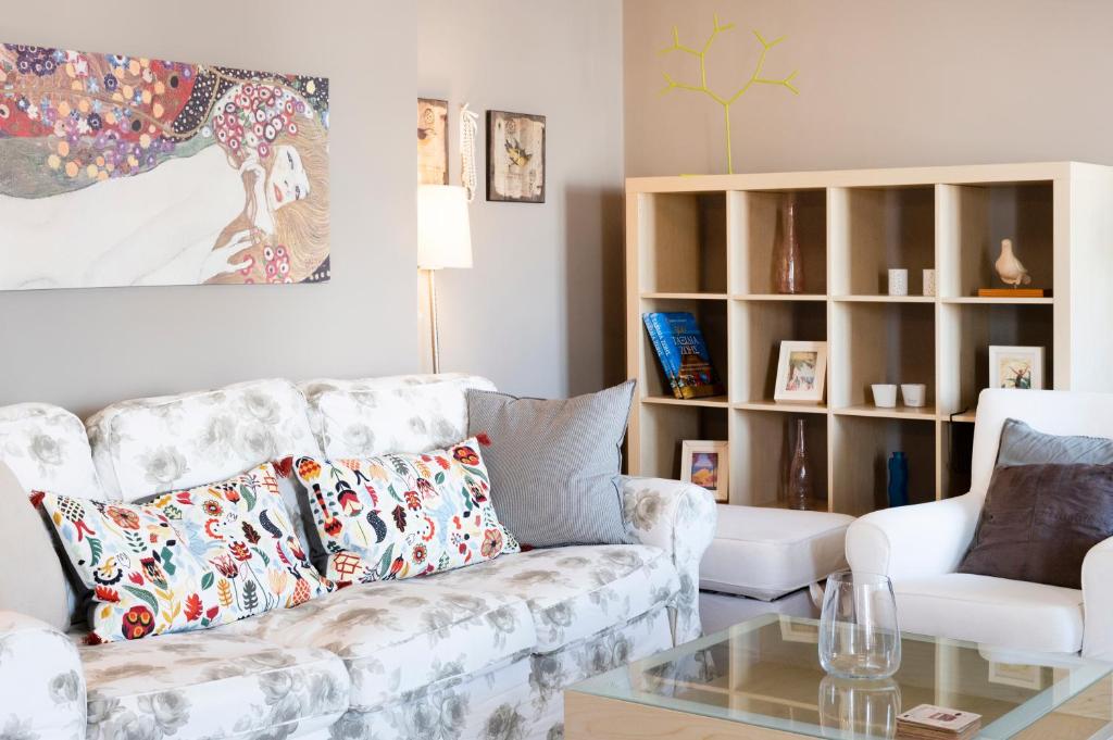 un soggiorno con divano e tavolo in vetro di #Penelope by halu! apartments a Salonicco