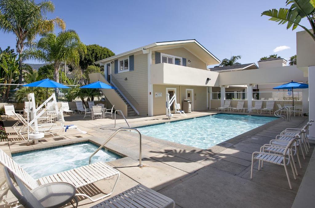 The swimming pool at or close to Sandpiper Lodge - Santa Barbara