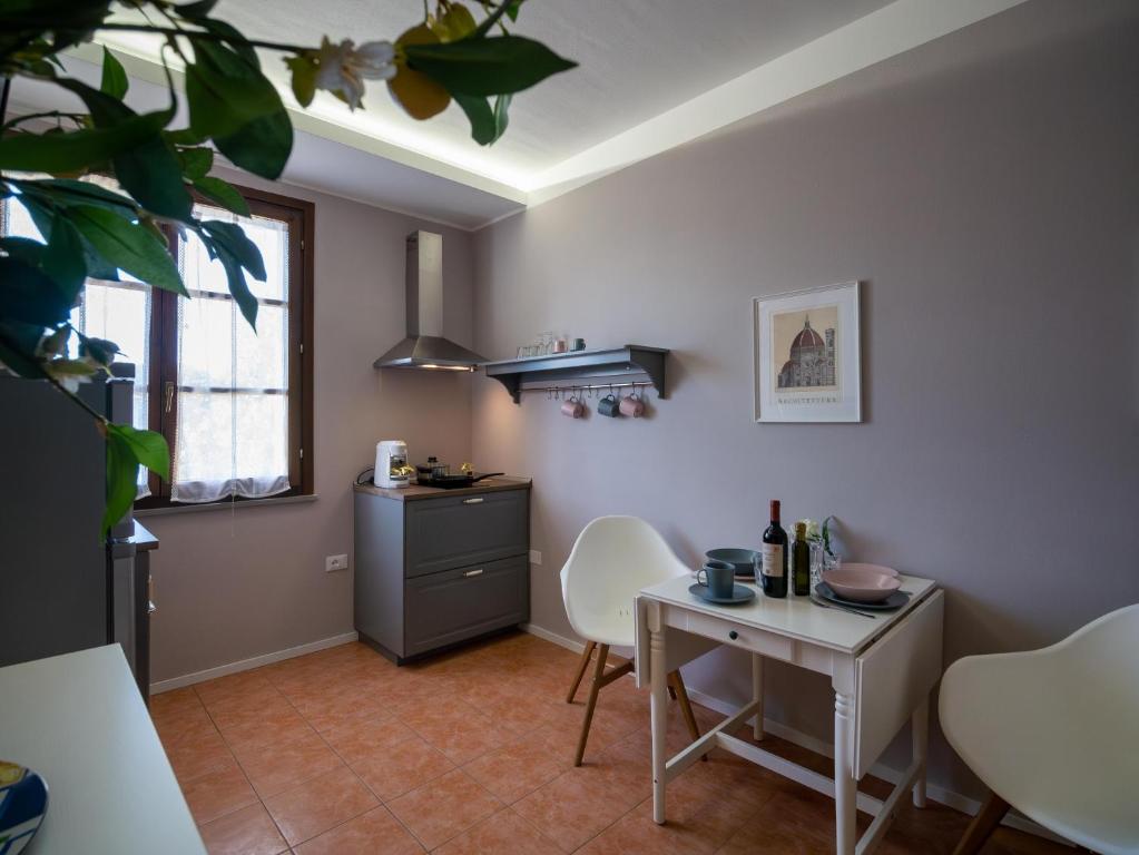cocina con mesa y sillas en una habitación en Locanda dei Sette Limoni en Vada
