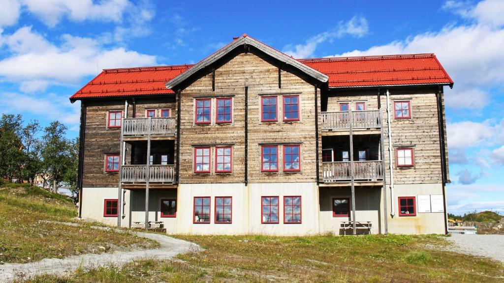 un edificio con tetto rosso su una collina di Lägenheter Hamrafjället Iskuben a Tänndalen