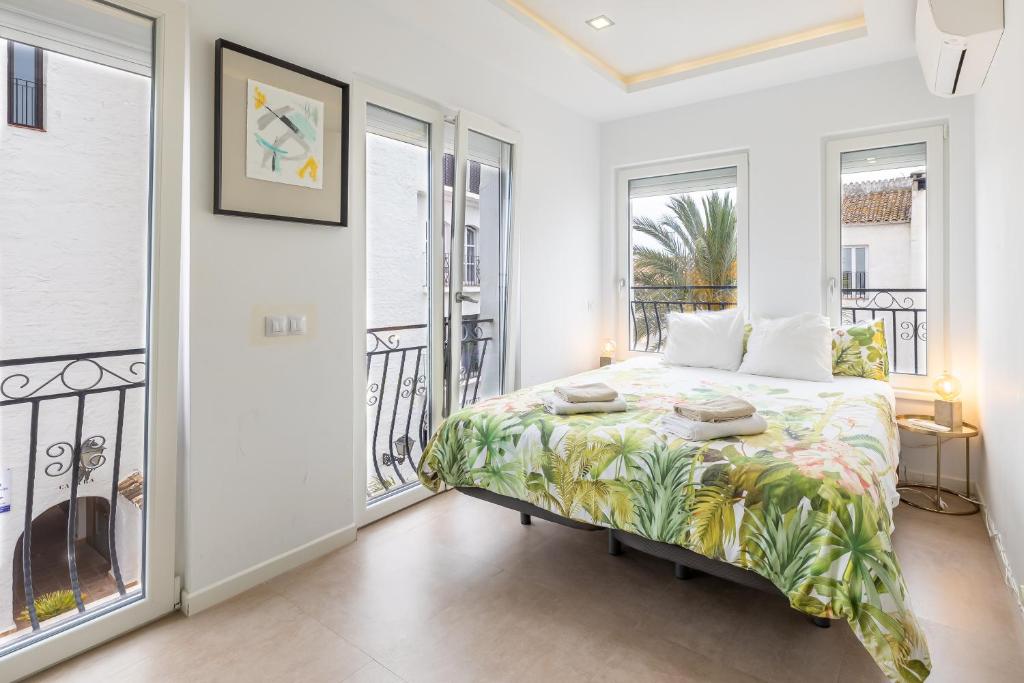 マルベーリャにあるFantastic Apartment Great Locationのベッドとバルコニーのある寝室