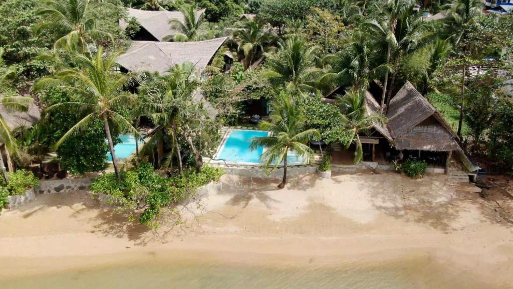 een luchtzicht op een resort met een zwembad bij Buko Beach Resort in El Nido