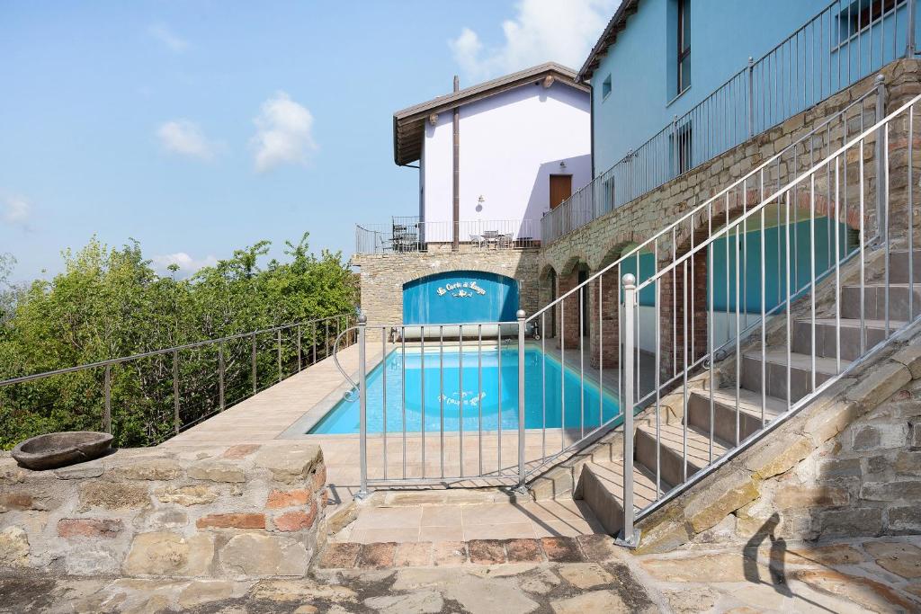 una piscina al lado de una casa en La Corte di Langa Casa Ametista, en Albaretto Della Torre 
