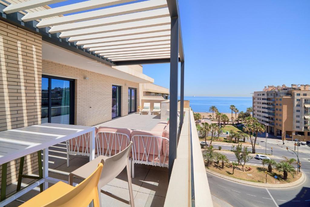 einen Balkon mit Meerblick in der Unterkunft iloftmalaga Pacífico - Edf. Oceanía in Málaga