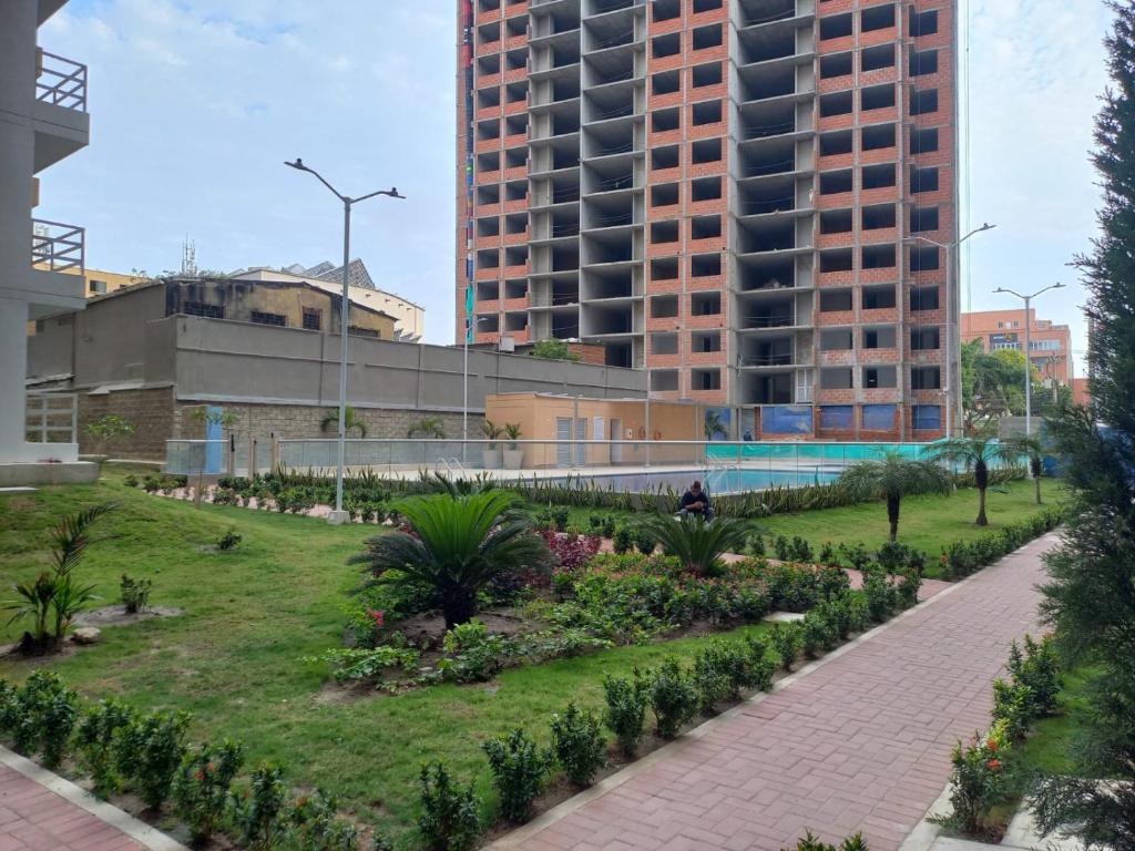 un parque en medio de una ciudad con edificios altos en vendo apartamento en el barrio Rosario, en Barranquilla