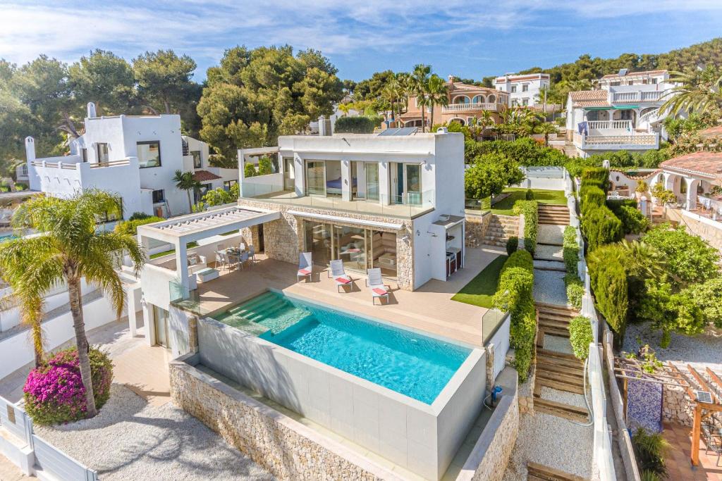 Bazén v ubytovaní Villa Panoramique Javea by Rock Rentals alebo v jeho blízkosti