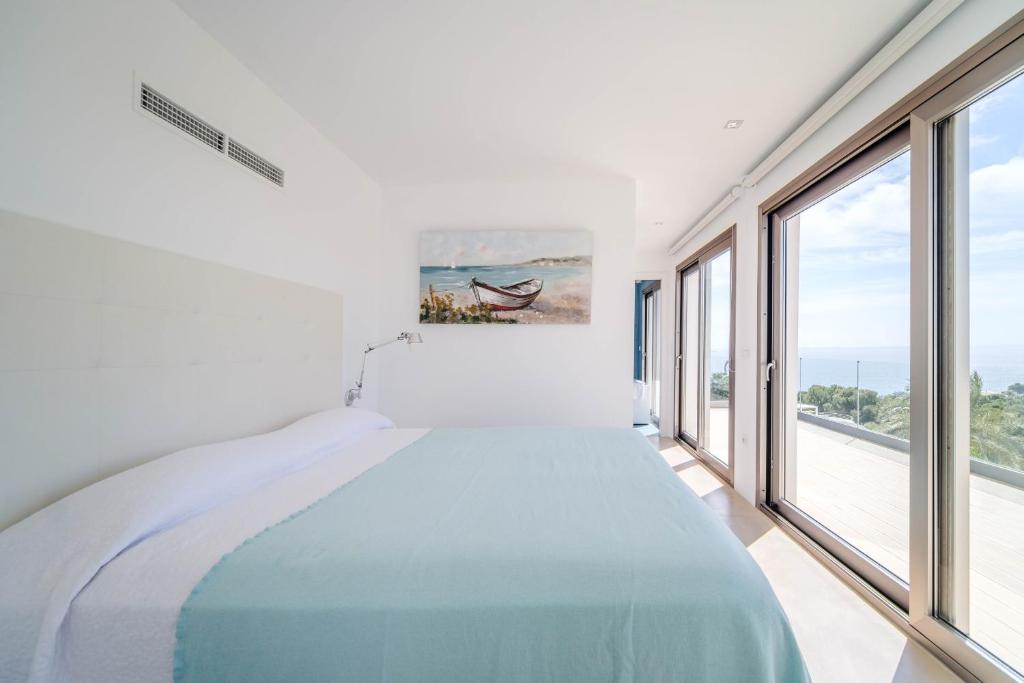 Posteľ alebo postele v izbe v ubytovaní Villa Panoramique Javea by Rock Rentals