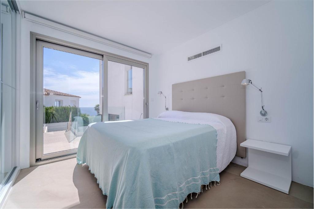 Posteľ alebo postele v izbe v ubytovaní Villa Panoramique Javea by Rock Rentals