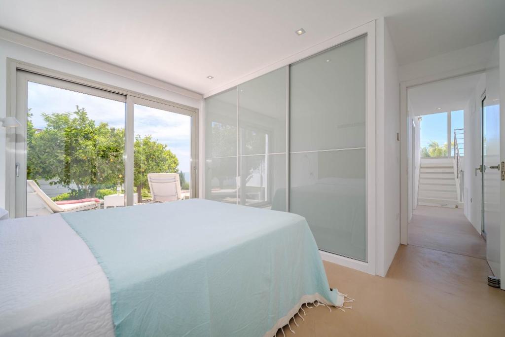 Posteľ alebo postele v izbe v ubytovaní Villa Panoramique Javea by Rock Rentals