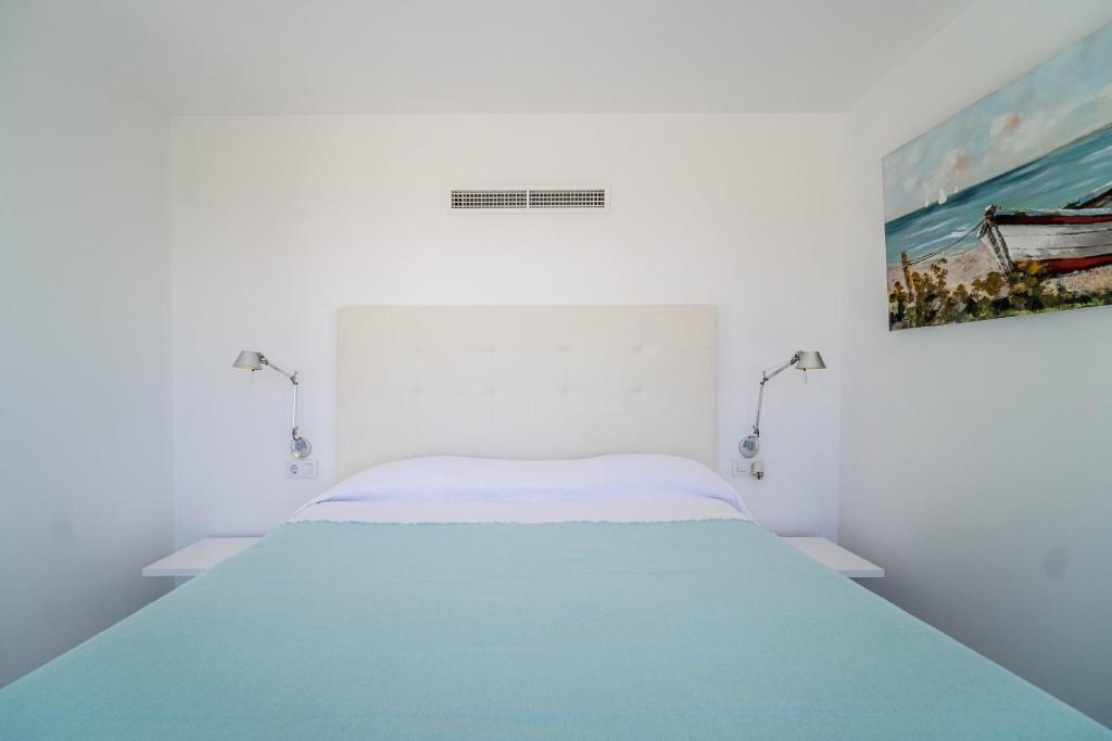 Posteľ alebo postele v izbe v ubytovaní Villa Panoramique Javea by Rock Rentals