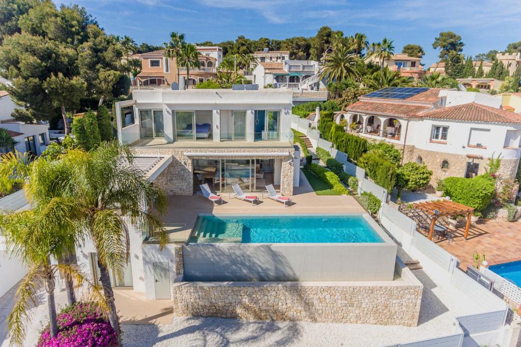 Bazén v ubytovaní Villa Panoramique Javea by Rock Rentals alebo v jeho blízkosti