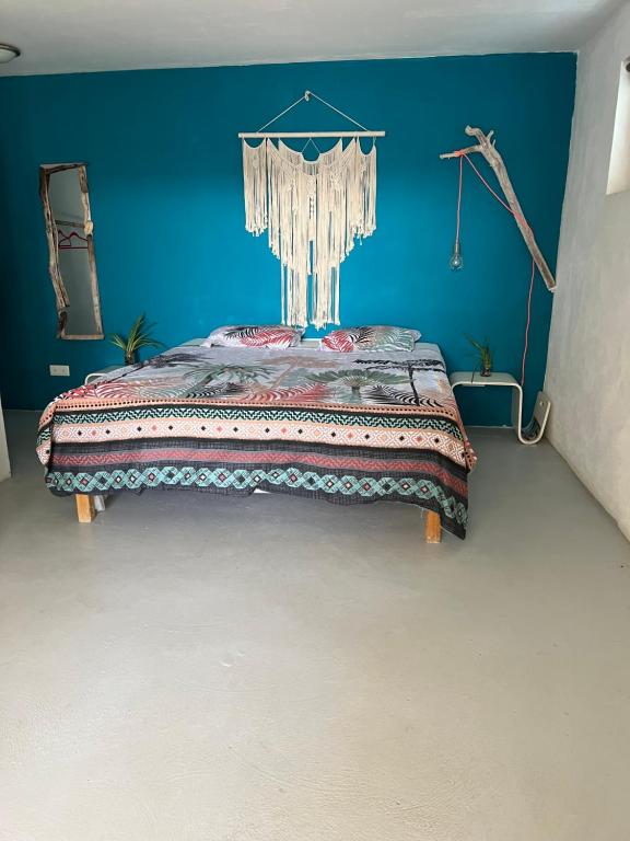 Кровать или кровати в номере Tropical Breeze "Dushi Bida"