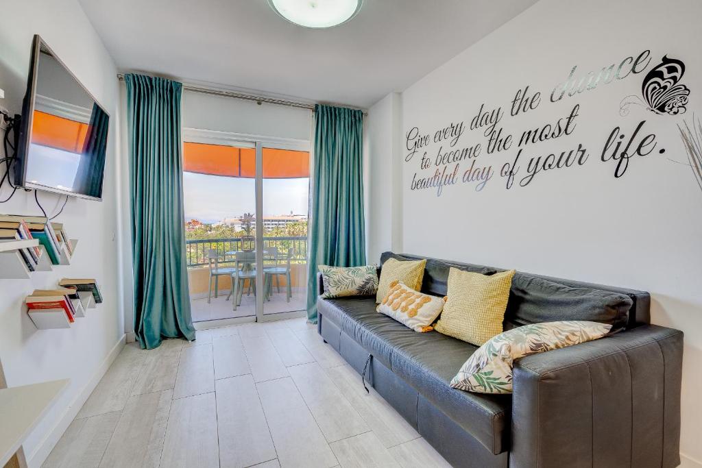 美洲海灘的住宿－Torres del Sol 1A301，带沙发和窗户的客厅
