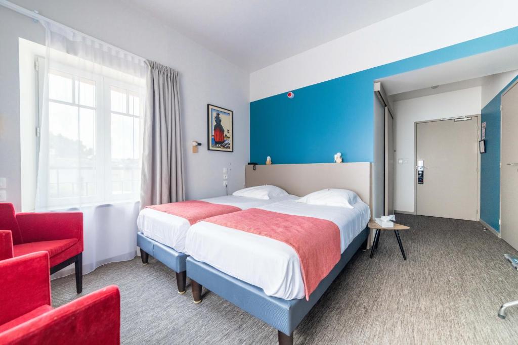 ein Hotelzimmer mit einem Bett und einem roten Stuhl in der Unterkunft Logis Hôtel Ker Mor in Perros-Guirec