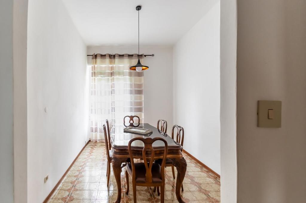 ein Esszimmer mit einem Tisch und Stühlen in der Unterkunft Mestre Altamarea Apartment in Mestre