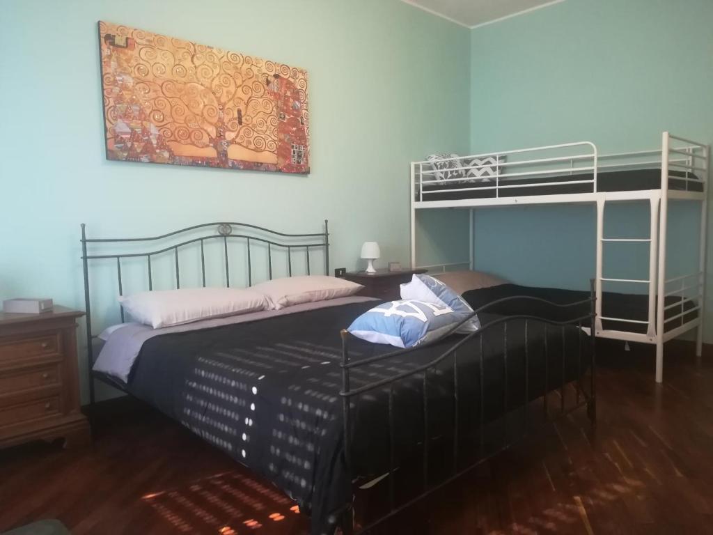 1 dormitorio con 2 camas y 1 litera en Lord C. Home, en La Spezia