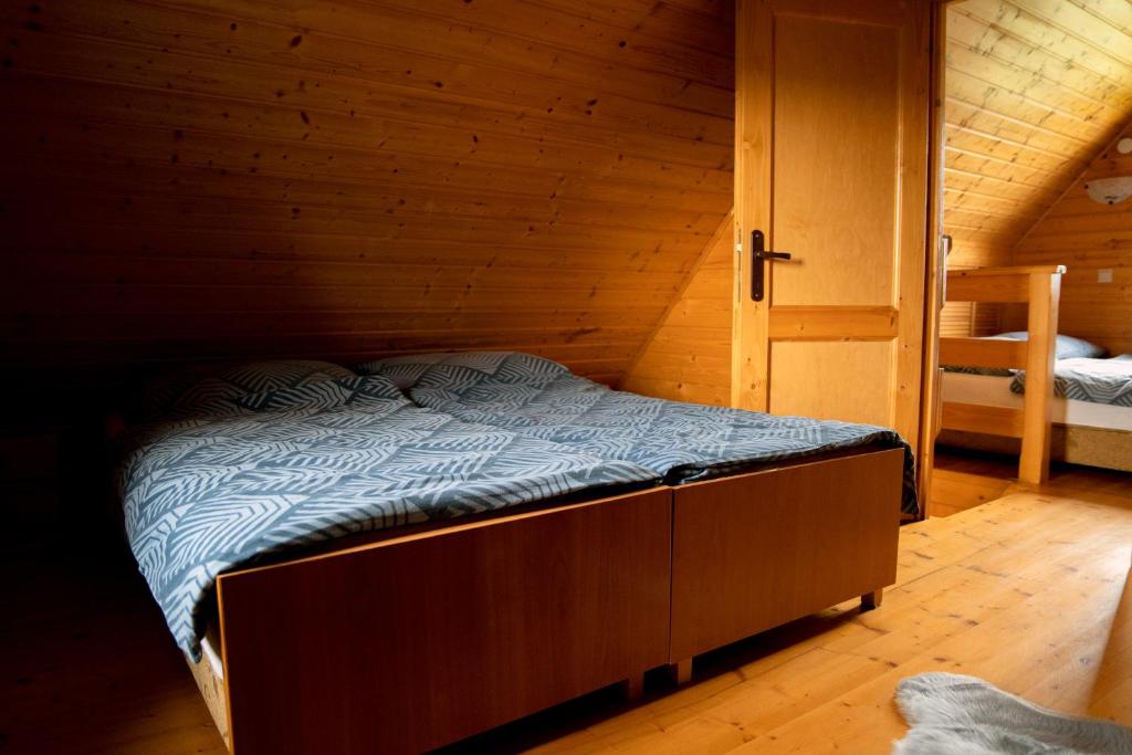 Postel nebo postele na pokoji v ubytování Domki nad jeziorem-Wodnik