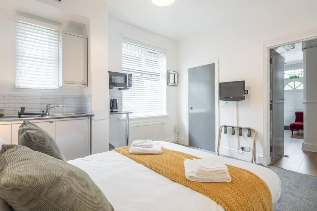 Postel nebo postele na pokoji v ubytování Private Room 2 with Kitchenette by CB Stays no minimum stays