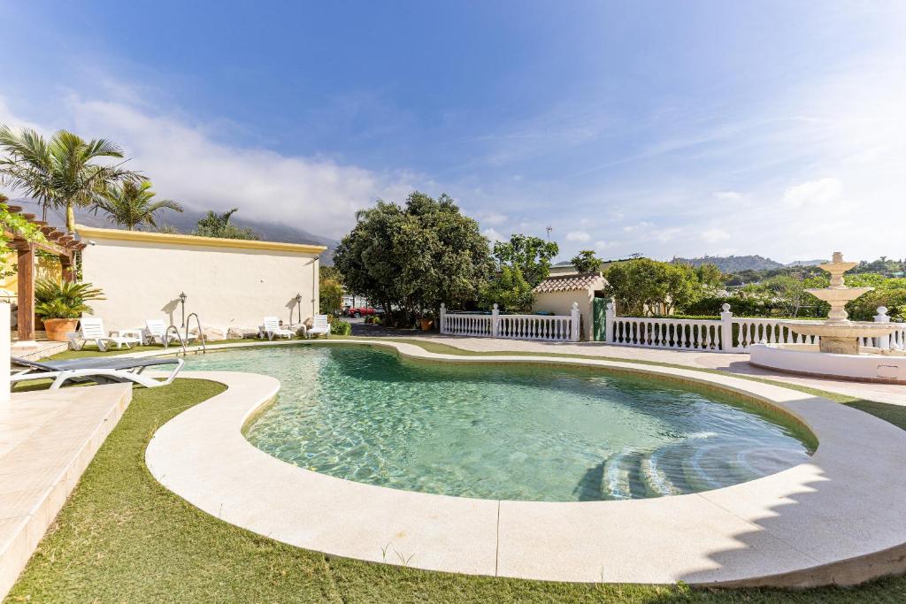einen Pool im Hof eines Hauses in der Unterkunft Casa Marie in Estepona