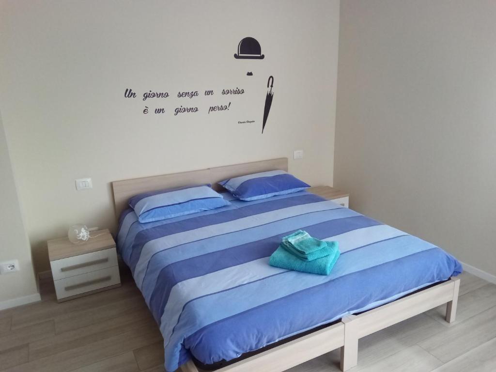 ein Schlafzimmer mit einem Bett mit einem Schild an der Wand in der Unterkunft B&B Le Civette in Alzano Lombardo