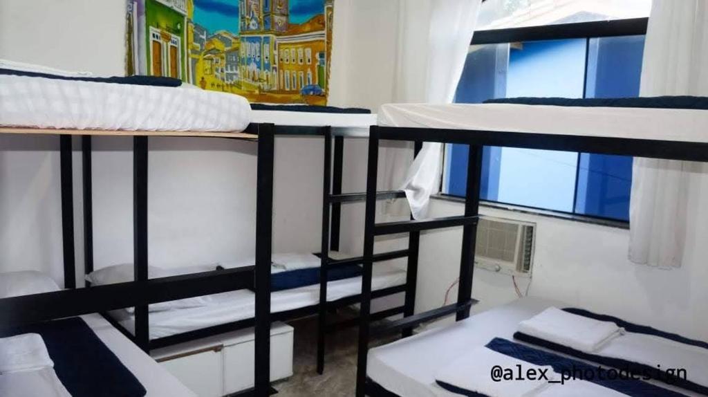 eine Gruppe Etagenbetten in einem Zimmer in der Unterkunft hostel Sereia do itapua in Salvador