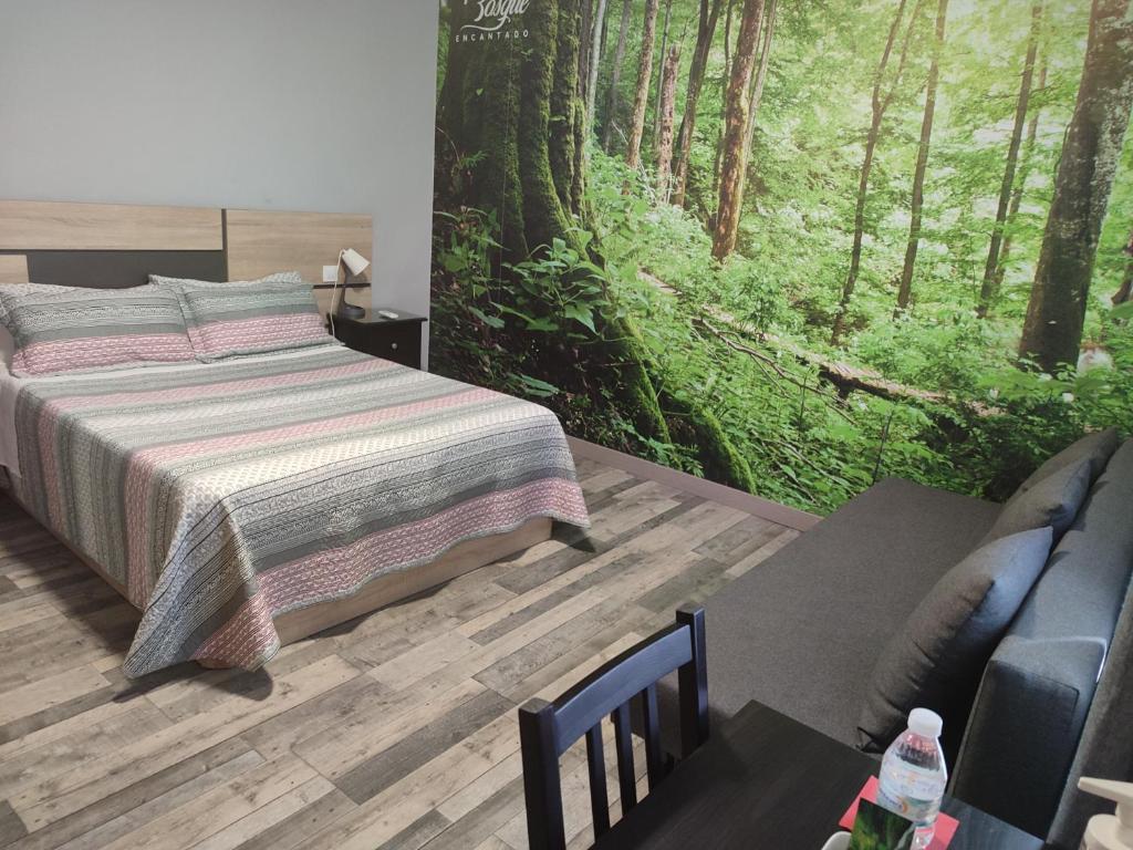 Cama o camas de una habitación en Hostal El Bosque Encantado Toledo