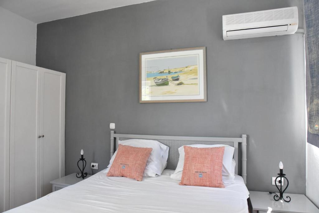 Postel nebo postele na pokoji v ubytování Boutique Hotel Tilos Mare
