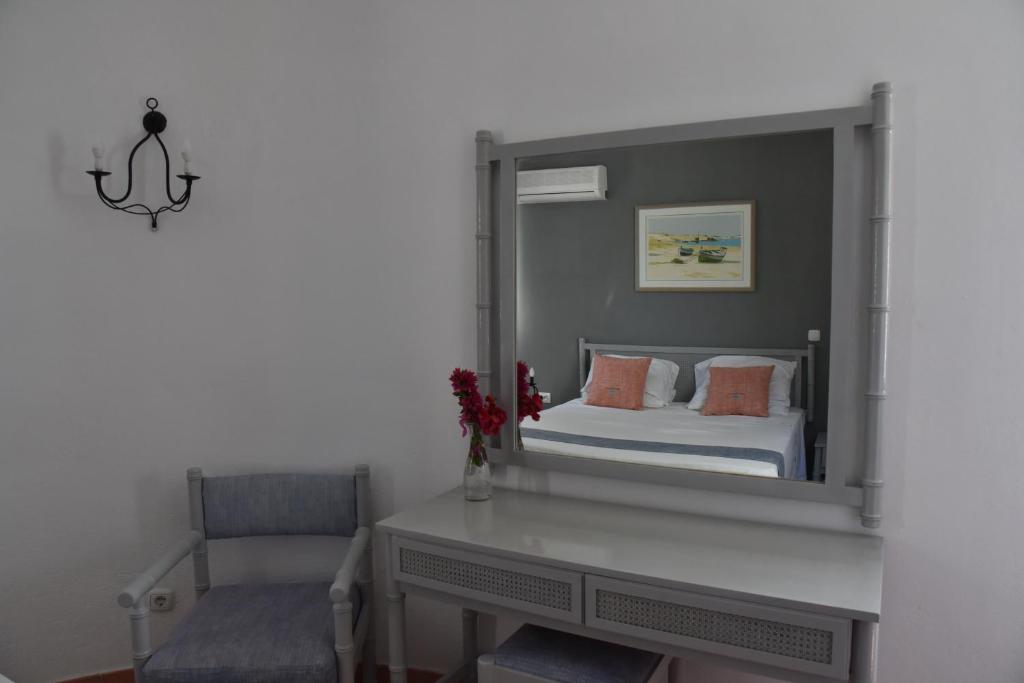 Postel nebo postele na pokoji v ubytování Boutique Hotel Tilos Mare