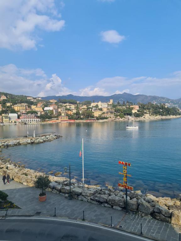 een uitzicht op een waterlichaam met een stad bij Le Camarelle by PortofinoVacanze in Santa Margherita Ligure