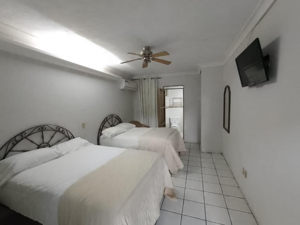 Postel nebo postele na pokoji v ubytování Hotel Abasolo Habitación doble