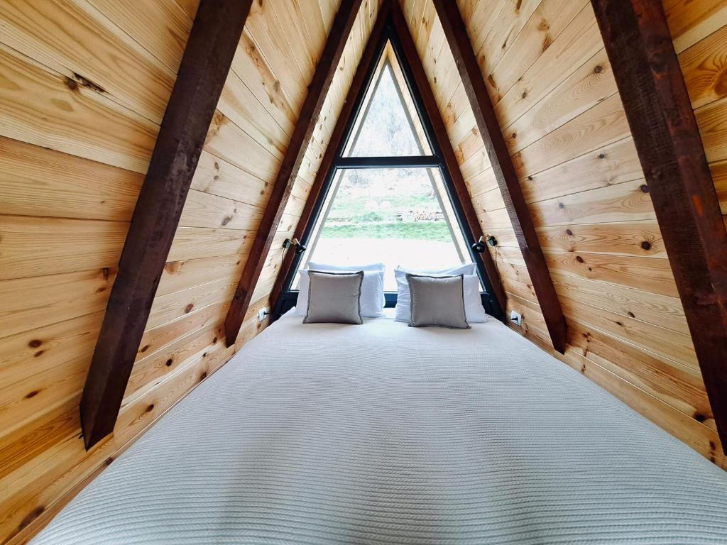 Postel nebo postele na pokoji v ubytování Fern Farm Tiny Home