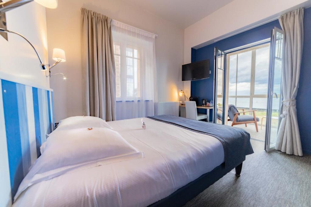 Postel nebo postele na pokoji v ubytování Logis Hôtel Ker Mor