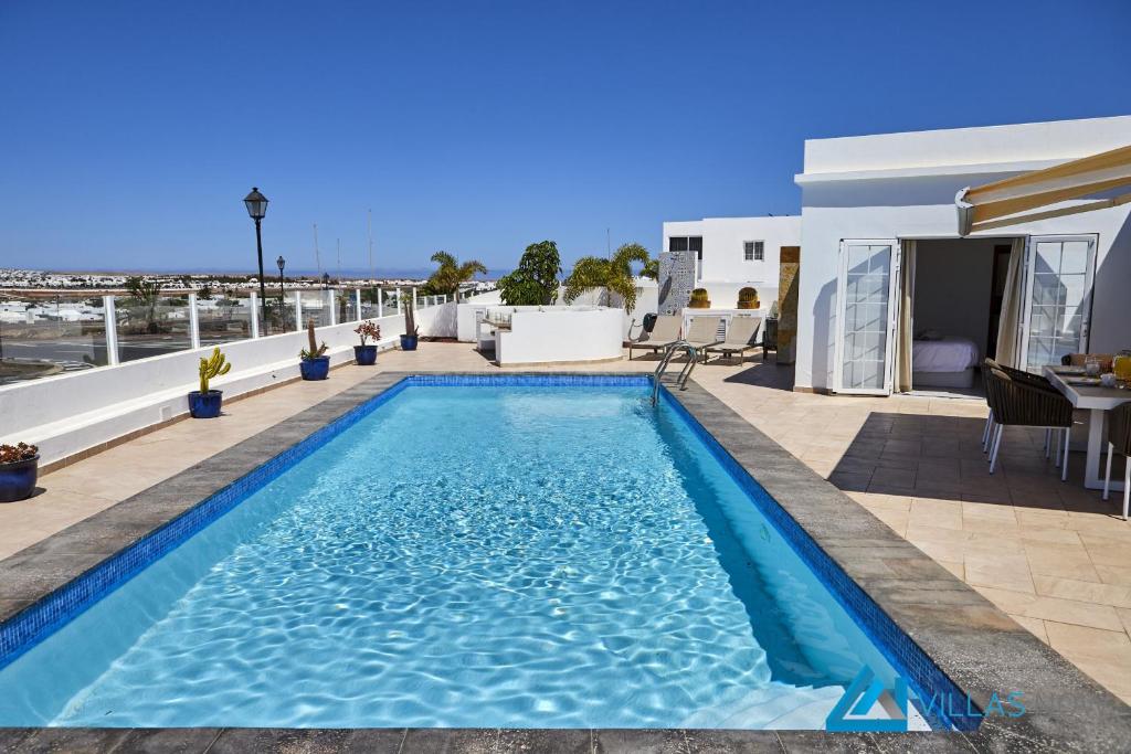 ein Schwimmbad auf dem Dach eines Hauses in der Unterkunft Casa Nostra - LH195 By Villas Now Ltd in Playa Blanca