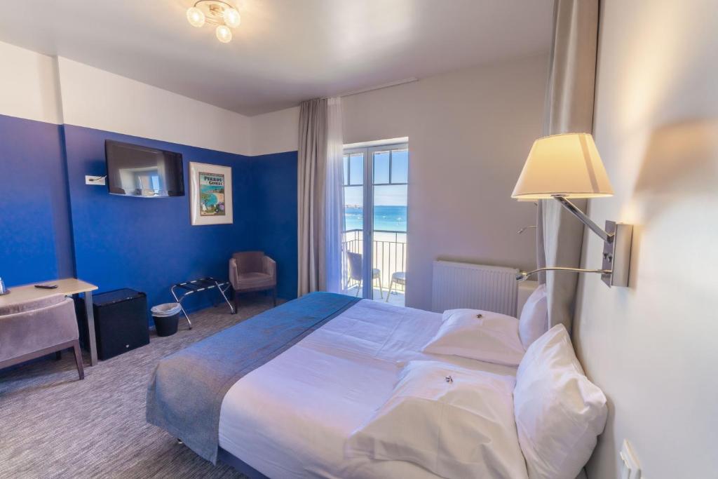Postel nebo postele na pokoji v ubytování Logis Hôtel Ker Mor