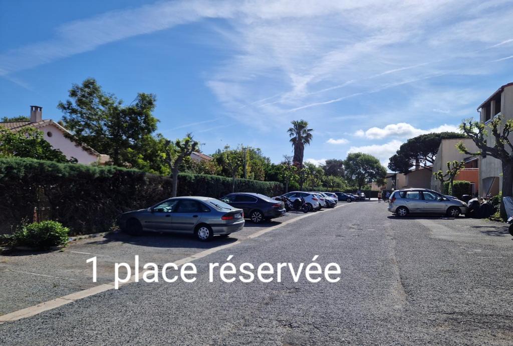 a row of cars parked on a street with the words i place reverse at Studio mezzanine entier à 5min de la plage et de St tropez in Cogolin