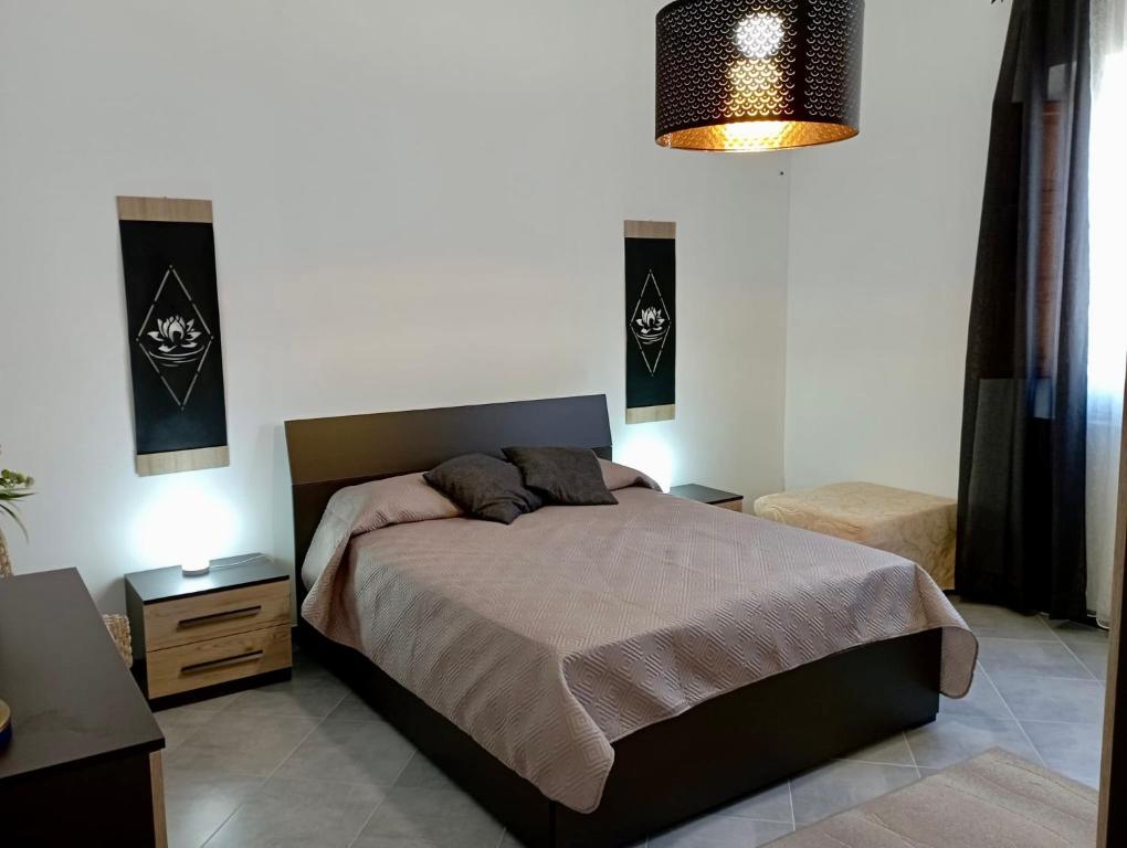 1 dormitorio con 1 cama con 2 mesitas de noche y 2 lámparas en A CASA DI GIANNA, en Napola