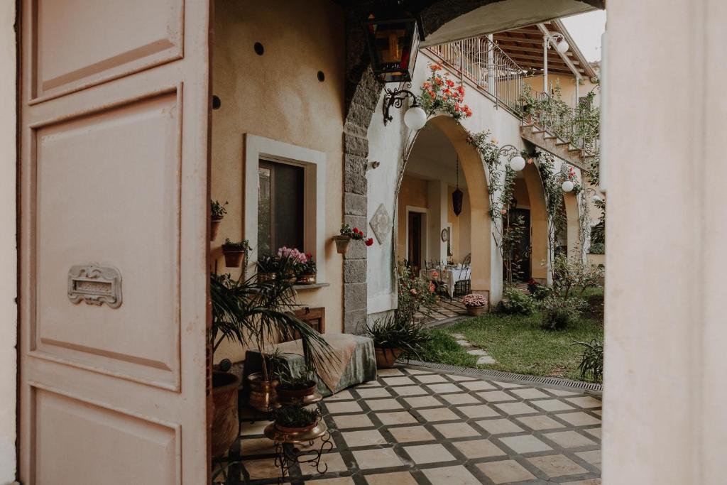 una entrada a una casa con un patio de azulejos en La Baronessa B&B, en Riposto