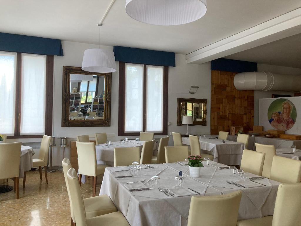 Reštaurácia alebo iné gastronomické zariadenie v ubytovaní Locanda Al Santuario