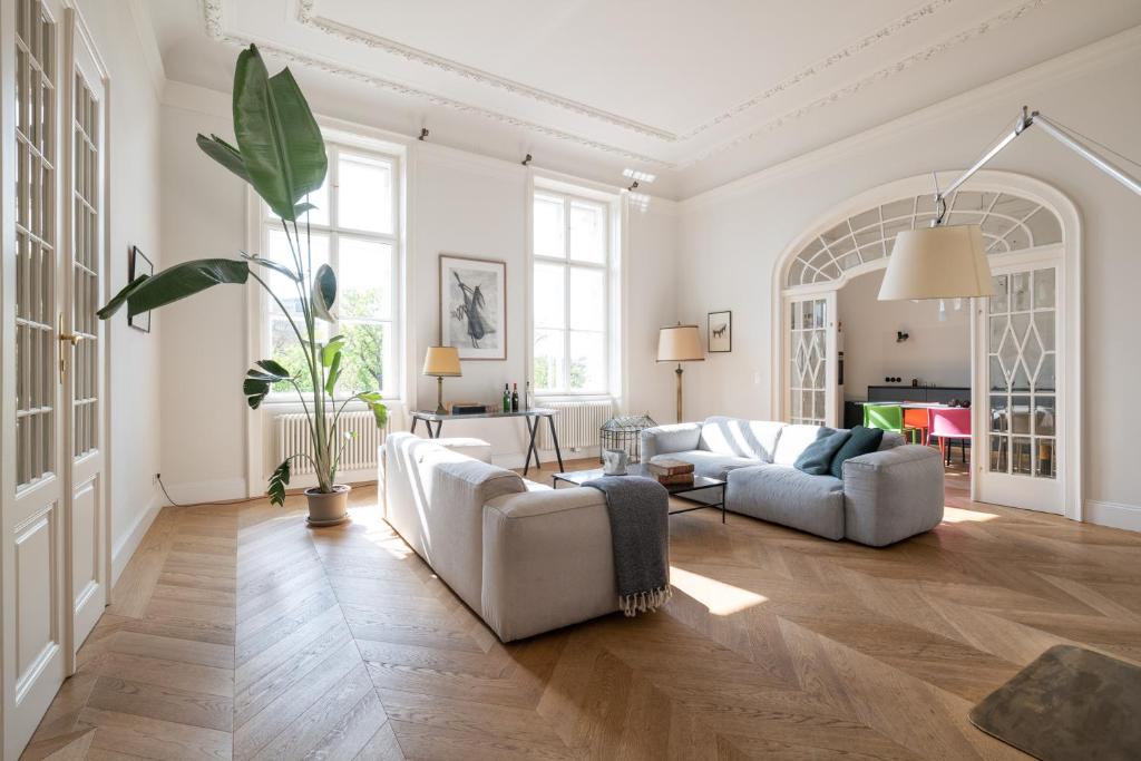 een woonkamer met 2 banken en een tafel bij 2-Bedroom Apartment with Private Library in Wenen