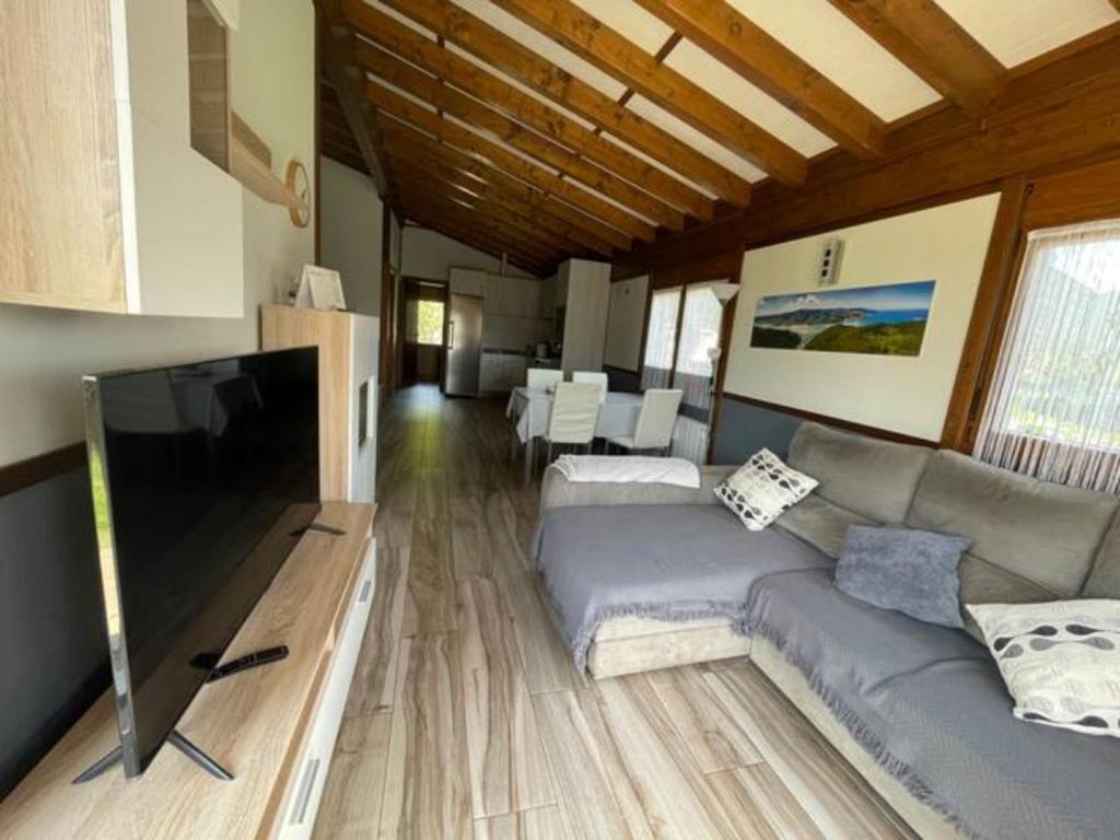 TV a/nebo společenská místnost v ubytování Ven y disfruta en el corazón de Bizkaia-Urdaibai LBI00509