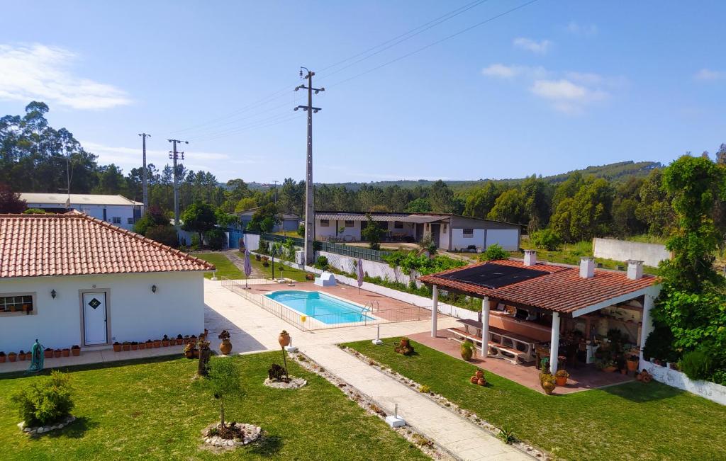 an aerial view of a house and a swimming pool at Casa da Nelita in São Martinho do Porto