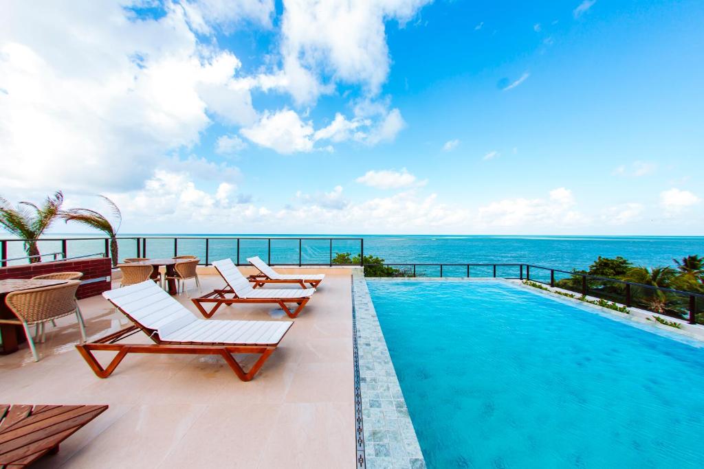 una piscina con vistas al océano en Apartamento Beira Mar com Jacuzzi, en João Pessoa