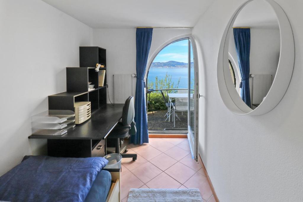 Fotografia z galérie ubytovania Splendide logement avec vue plongeante sur le lac v destinácii Saint-Gingolph