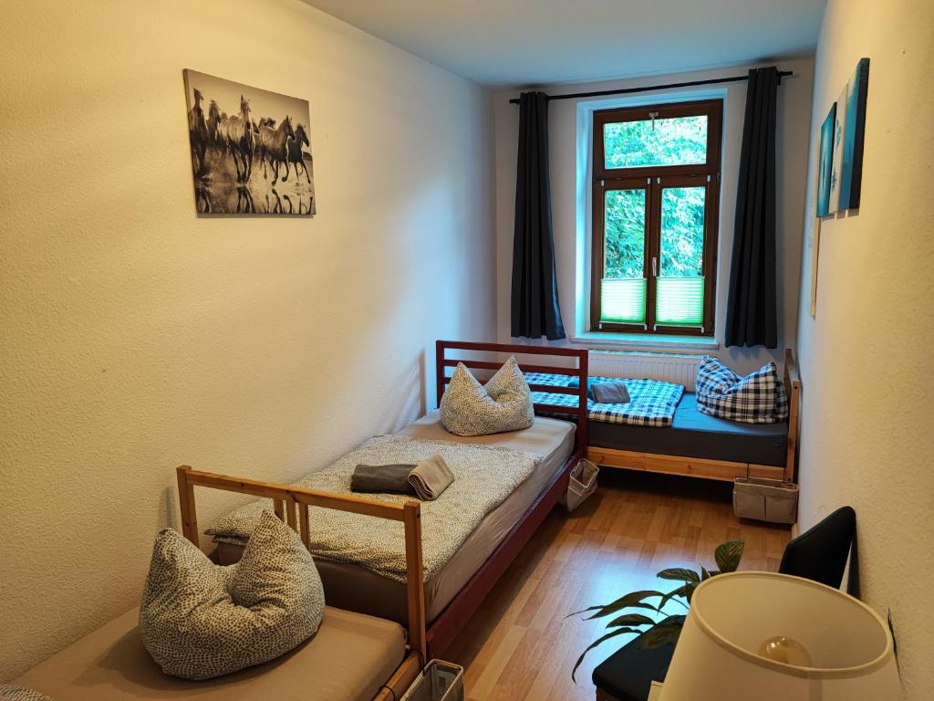 ライプツィヒにあるThe Queens quarterの小さなベッドルーム(ベッド1台、窓付)