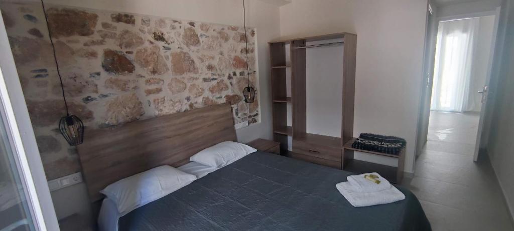 Una cama o camas en una habitación de Studios Iris